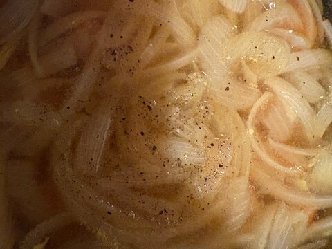 玉ねぎとにんじんとじゃがいもとソーセージスープ